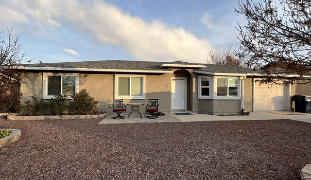 Cozy Retreat only 10 minutes from Whiskey Row and Court House Square.