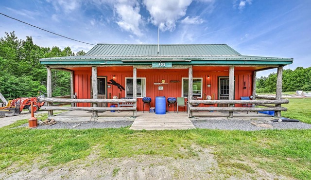 Cozy rustic cabin with WiFi in charming Solon