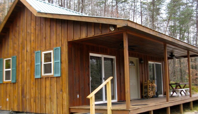 Cozy Secluded hillside view Cabin with wi-fi