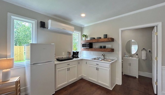 Cozy studio in adorable Jacksonville with WiFi, AC, Kitchenette.