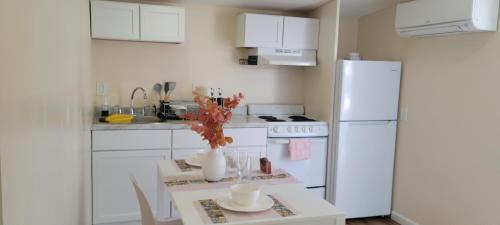 Cozy Studio Walk to Shops, Quick Drive to DC in Silver Spring