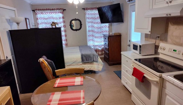 Cozy studio with WiFi and AC in peaceful Lakeland