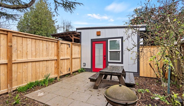 Cozy studio with WiFi and AC in walkable, safe Woodstock PDX neighborhood