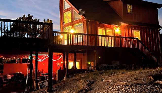 Cozy Swiss chalet with dazzling views 10 minutes from Mesa Verde National Park.