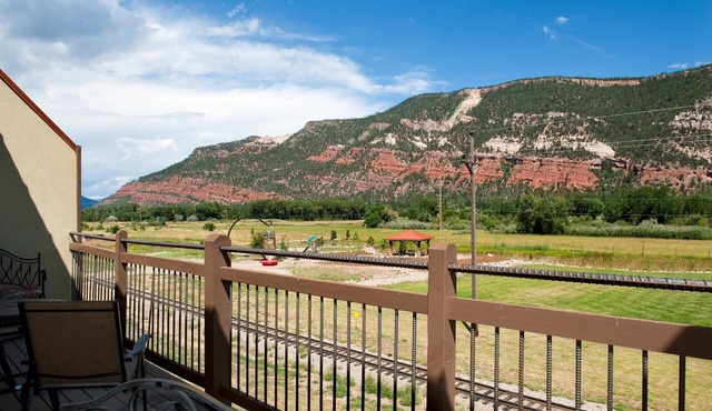 Crimson Cliff Townhome - Great Views - 4 Miles from Downtown - Central AC