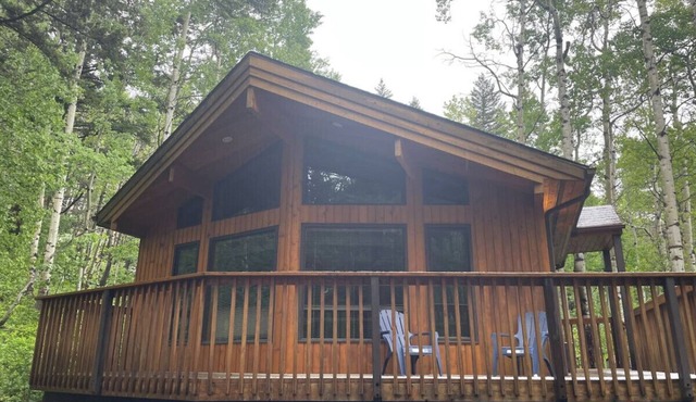 Crowsnest Rover Chalet - Grizzly in Crowsnest Pass