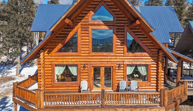 Custom high-end 3 bedroom log cabin sleeps 12. Located on the ski hill!