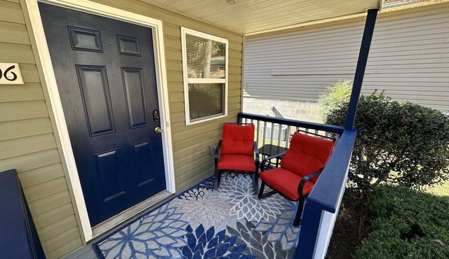 Cute 3 bedroom, 1 bath home less than 5 minutes from downtown.