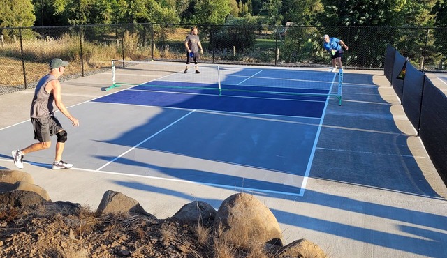 Dahlia Farm & Pickleball retreat near the Columbia River Gorge! in Gresham
