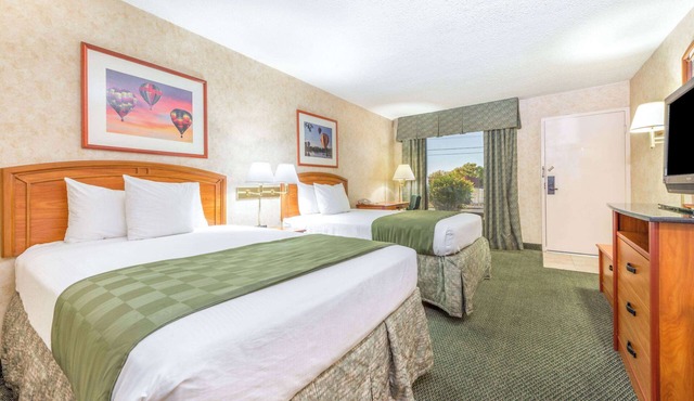 Days Inn & Suites by Wyndham Albuquerque North