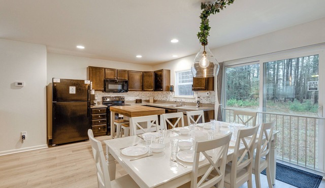 Deck & EV Charger: Coastal Retreat 1 Mi to Marina
