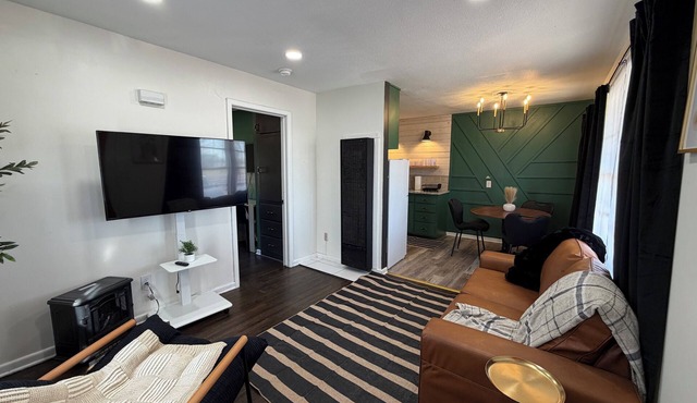 Derby Digs - Cozy King! Near Park!