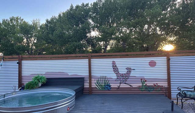 Desert Flower: Cowboy Pool, King Bed, A/C, Stocked kitchen, Walking trail