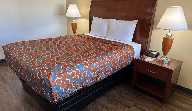 Desert Sands Inn & Suites