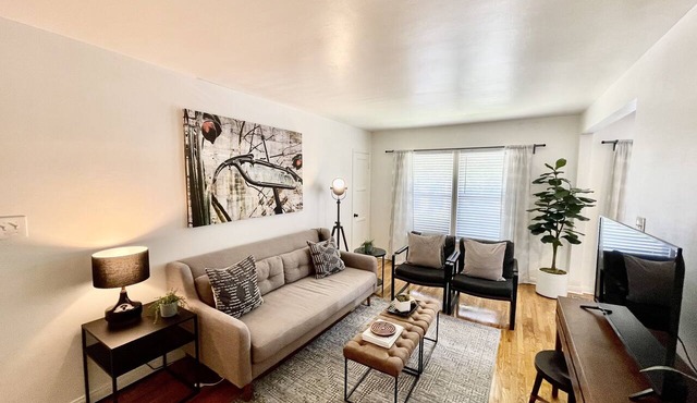 Designer Bixby Knolls 2 bedroom with Parking near Cafes/Bars/Shopping
