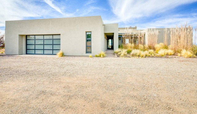 Designer desert stay on 45 acres with grand views, patio, soaking tub & W/D