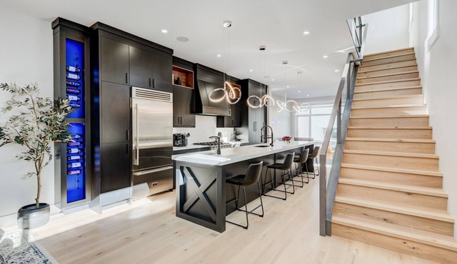 Detach, Luxury, Near Downtown w/Hot tub+ Garage