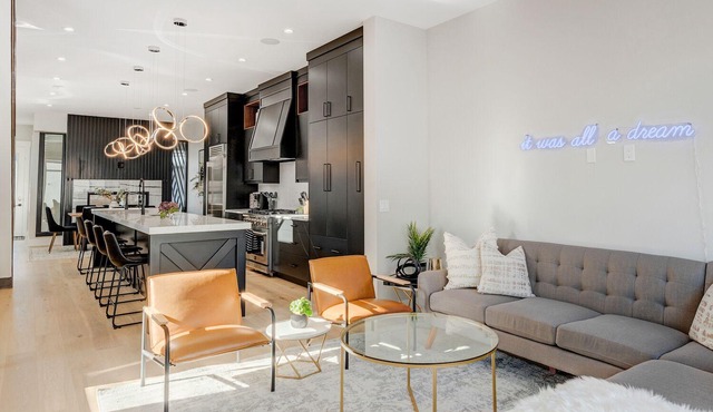 Detach, Luxury, Near Downtown w/Hot tub+ Garage