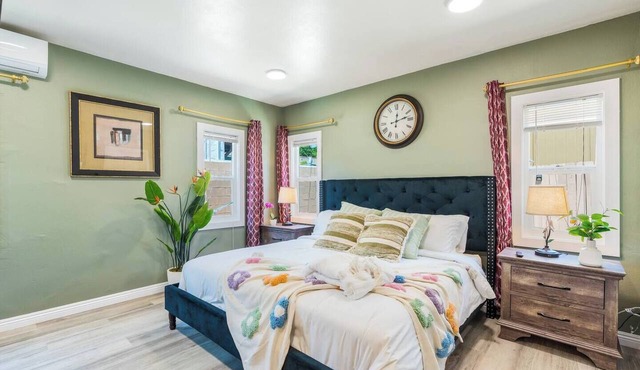 Detached house Prime & Private location King Bed!