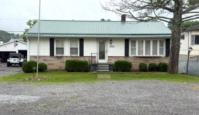 Dirtman Dugs is a Spacious 4-bedroom house in welcoming Bluefield with AC