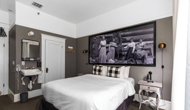 Discover a Stay That Feels Just Like Home—Only Better! Pets Are Welcome!