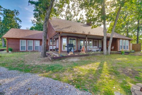 Dock, Views & Grill: Spacious Grand Lake Lodge in Eucha