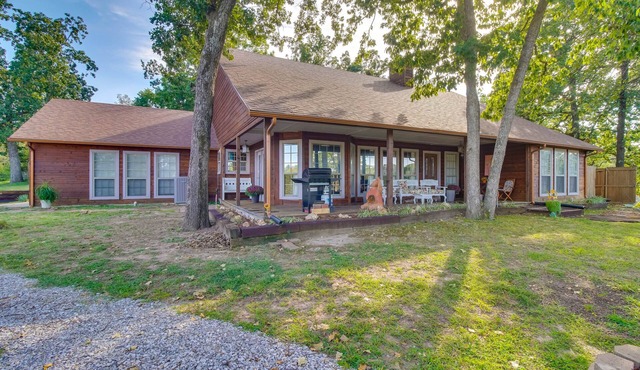 Dock, Views & Grill: Spacious Grand Lake Lodge in Eucha