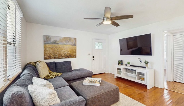 Dog friendly bungalow with a fenced yard deck washer dryer and AC