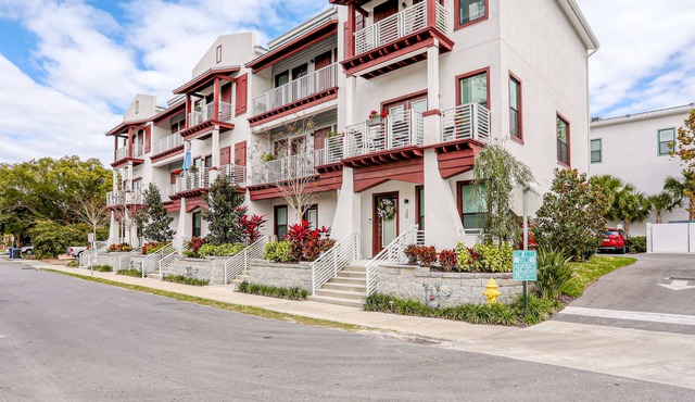 Dog-friendly escape with top-floor balcony & walk to beach - 30-day minimum