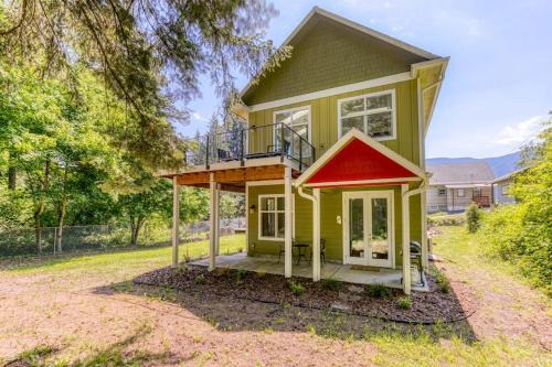 Dog-friendly studio with river view patio grill & shared W&D