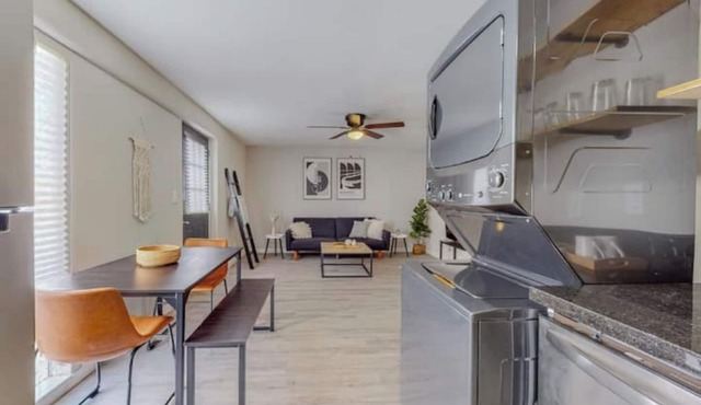 ⟫ Dog Run & Courtyard 2 Bedroom Apt w/King Bed W&D