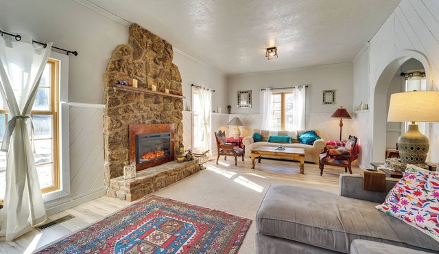 'Dolorable' Home w/Yard - Walk to River!