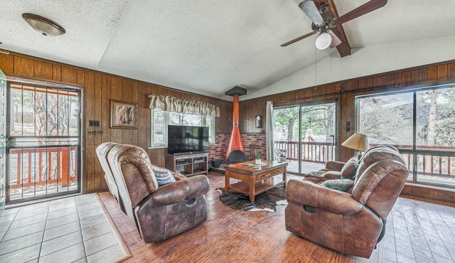 'Double D Cabin' w/Deck, 4 Mi to Grindstone Lake!