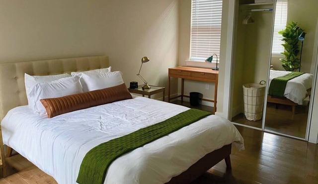 Downtown, contemporary, 2 bedroom, Roof Terrace! 4B