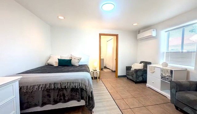Downtown District - Modern Apt Yard, King Bed, W/D