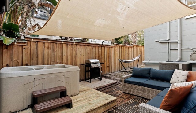 Downtown Gem w/Jacuzzi + Basketball + Games!