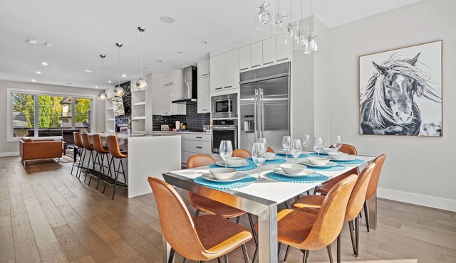Downtown Luxury with Amazing Kitchen & jetted tub!