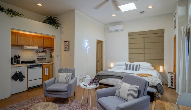 Downtown Modern Studio, centrally located