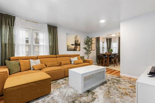 Downtown Naperville Retreat with King bed Near Riverwalk Dedicated Workspace Free Garage Parking Patio