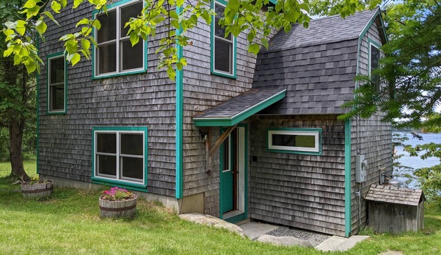 Driftwood Cottage; cozy oceanfront, 2 Kayaks, Wood Stove, Porch, Sunsets.