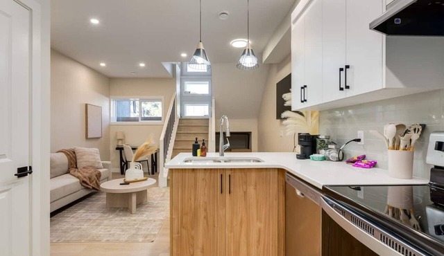 "Dune"2 Bdrm Lower Townhome mins from DT & Ctrain!