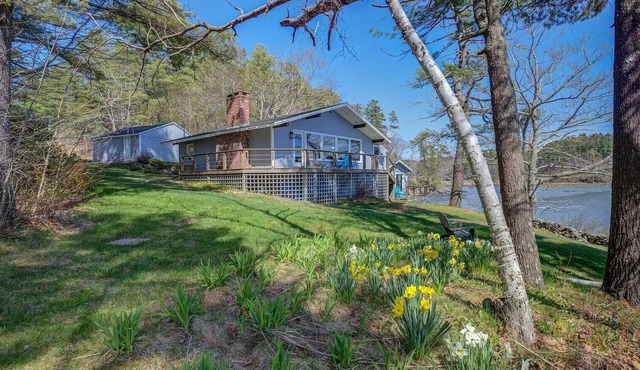 Edgecomb Maine. Close to Boothbay & Wiscasset. Very private and relaxing.