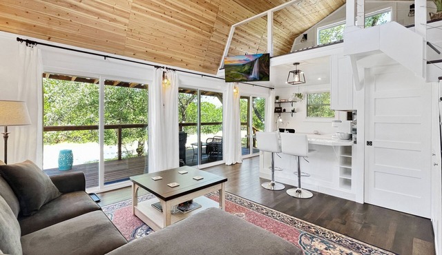 Elegant Country Cabin in Canyon Lake! Only 5 minutes from the lake and river!