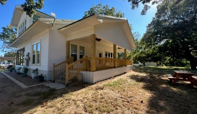 Enjoy a Relaxing Retreat to The Farmhouse in the East Texas Countryside!