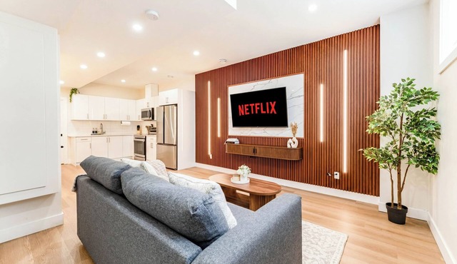 Entire Spacious Luxury Retreat Near DT | Sleeps 4 | Fast Wifi | Free Parking