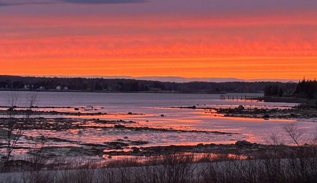 Escape to Bella Vista, a 3-bed, 2-bath cottage retreat in Tenant’s Harbor, ME!