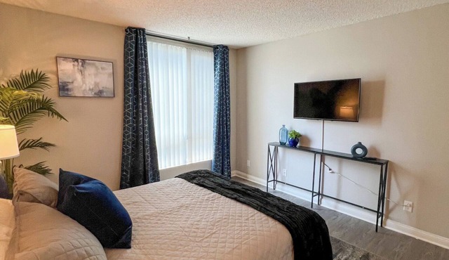 Exceptional 2-bedroom with WiFi, 3 beds, and AC in the heart of Hollywood