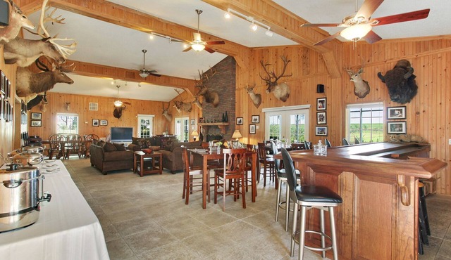 EXCEPTIONAL EXCLUSIVE ONE-OF-A-KIND 5 BEDROOM 5 BATH LODGE IN VENICE