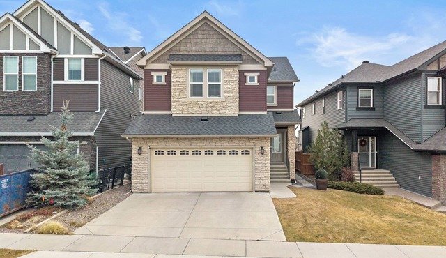Executive luxury 5 bedrooms living on a green space in Calgary