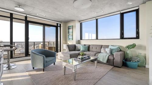 Executive Sky LUX - 2 BD 2BA Views Pool Patio & Gym